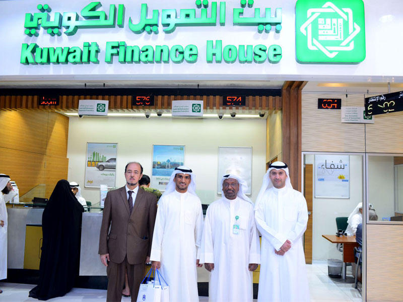 جانب من زيارات صندوق العاملين