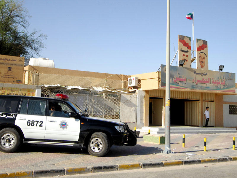 دورية شرطة أمام إحدى المدارس         (صورة أرشيفية)