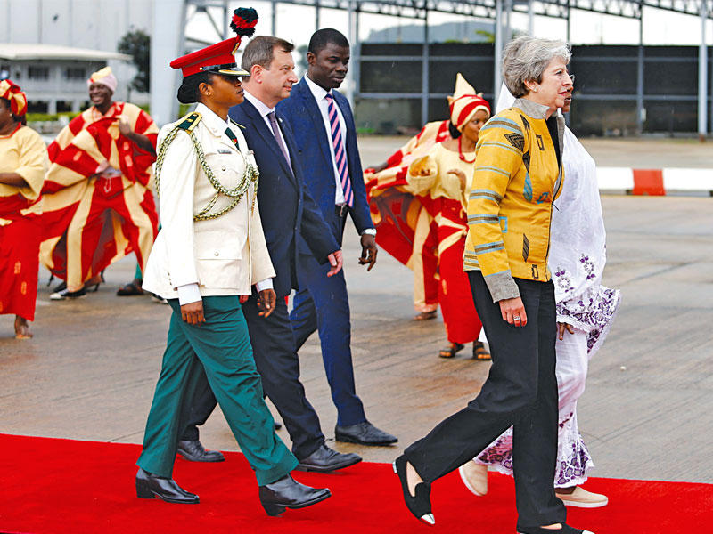 رئيسة الوزراء البريطانية تيريزا ماي لدى وصولها أمس إلى نيجيريا (رويترز)