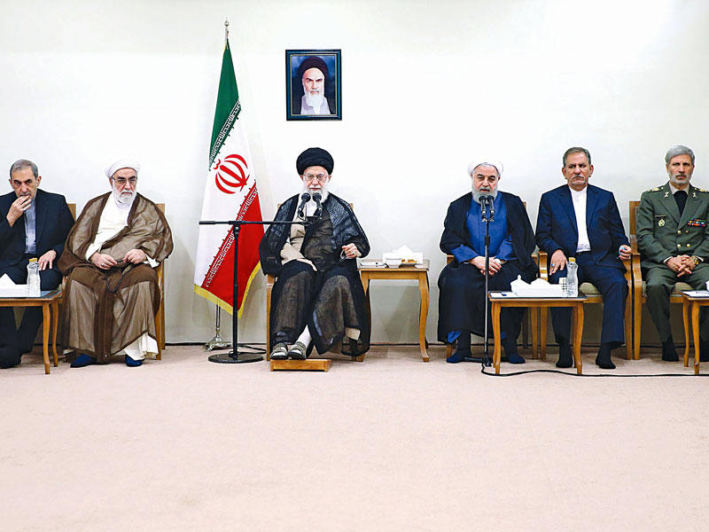 خامنئي مجتمعا بروحاني ومجلس الوزراء في طهران أمس           (أ ف ب)