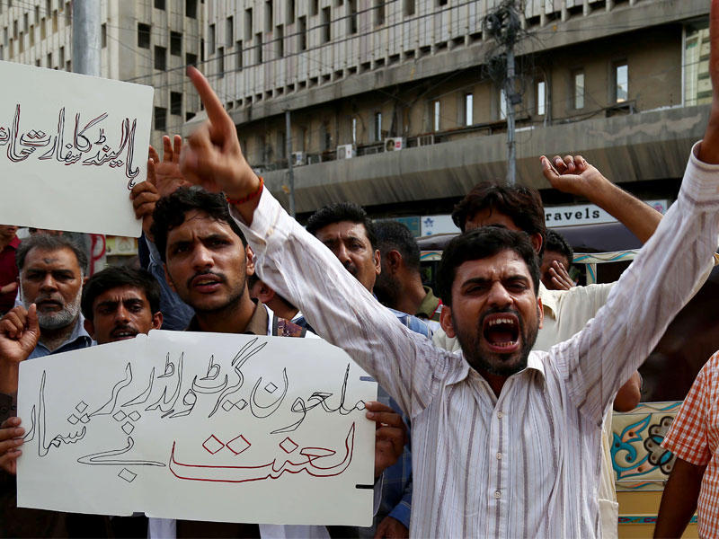 الناس يحملون لافتات مكتوبة باللغة الأردية إغلاق سفارة هولندا خلال احتجاج ضد السياسي الهولندي خيرت فيلدرز في كراتشي ، باكستان