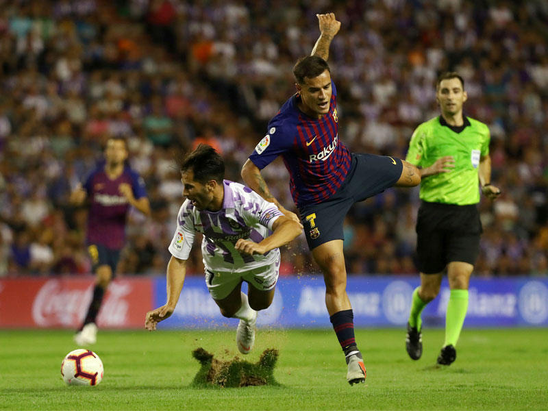 جانب من مباراة برشلونة وبلد الوليد وتبدو آثار سوء أرضية الملعب