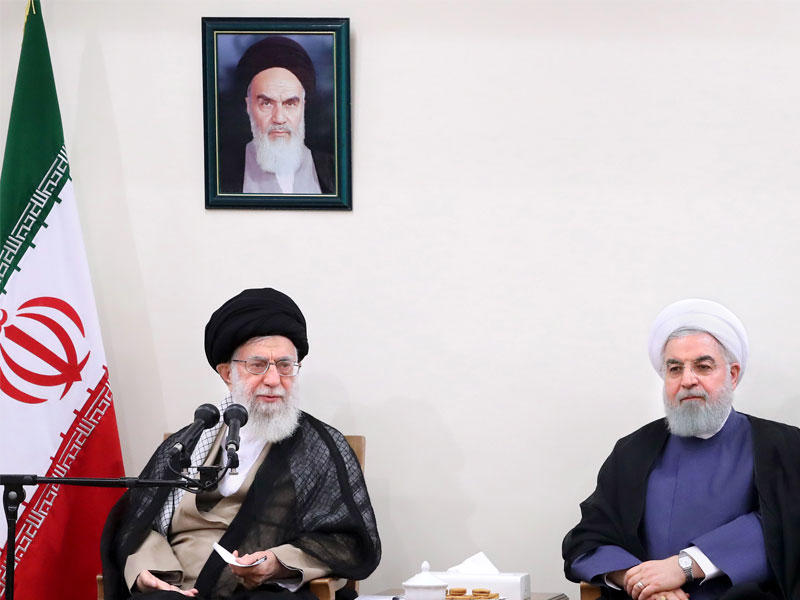 المرشد آية الله علي خامنئي يتحدث خلال اجتماع مع الرئيس الإيراني حسن روحاني 