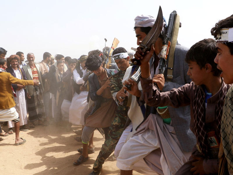 حوثيون يحتفلون بـ«يوم الغدير» في صعدة أمس (رويترز)