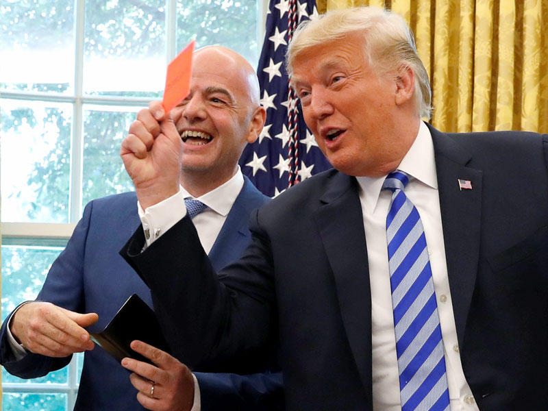 ترامب يرفع البطاقة الحمراء لإنفانتينو أمس الأول (رويترز)n