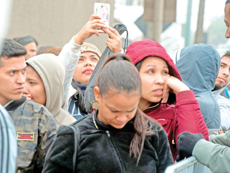  فنزويليون بانتظار تأشيرة دخول ليما أمس الأول (أ ف ب)