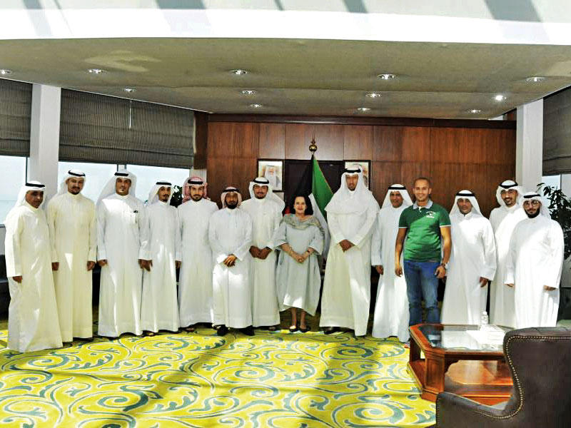 العفاسي متوسطاً فاطمة الأمير وأبناء الشهداء