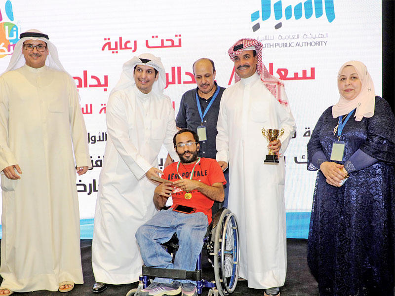 جانب من فعاليات الحفل الختامي لمهرجان انا منكم