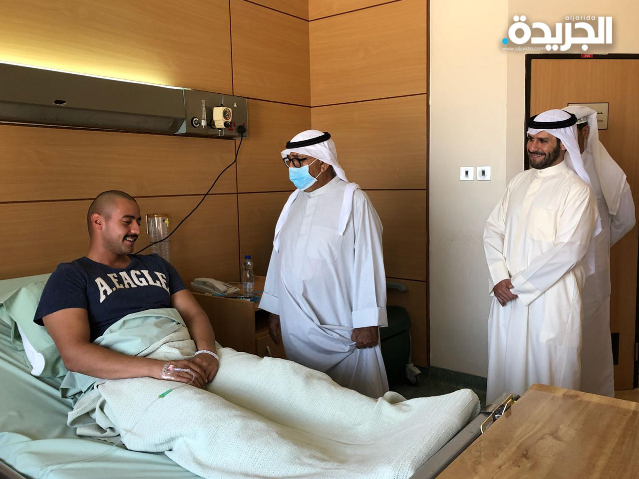 النائب الأول يزور أحد الطلبة الضباط في المستشفى 