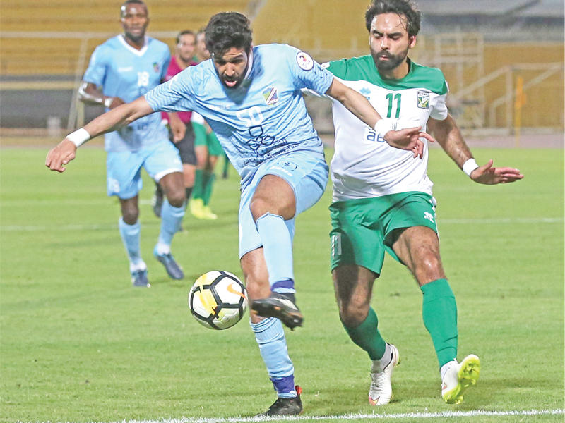 حسين الموسوي وغازي القهيدي في إحدى مباريات الفريقين الموسم الماضي