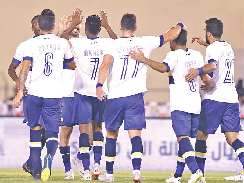 لاعبو النصر يحتفلون بهدف الفوز