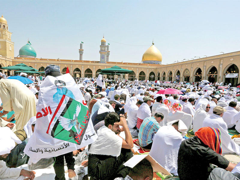 مؤيدو الصدر يؤدون صلاة الجمعة بمسجد الكوفة (رويترز)