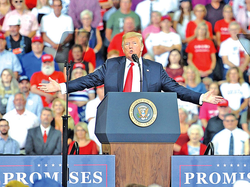 ترامب متحدثاً أمام حشد من أنصاره في مدينة إيفانشفيل بولاية إنديانا مساء أمس الأول (أ ف ب)