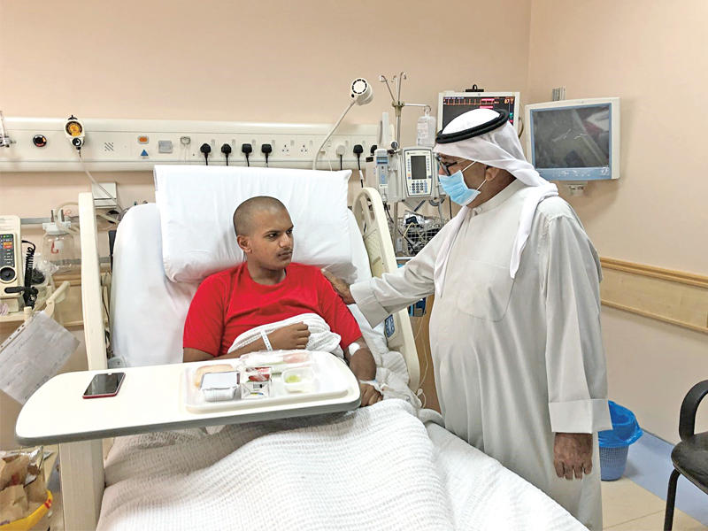 النائب الأول يزور أحد الطلبة الضباط في المستشفى أمس