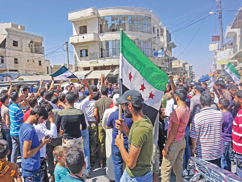 تظاهرات حاشد ونادرة ضد الأسد وروسيا في بنش أمس (أ ف ب)