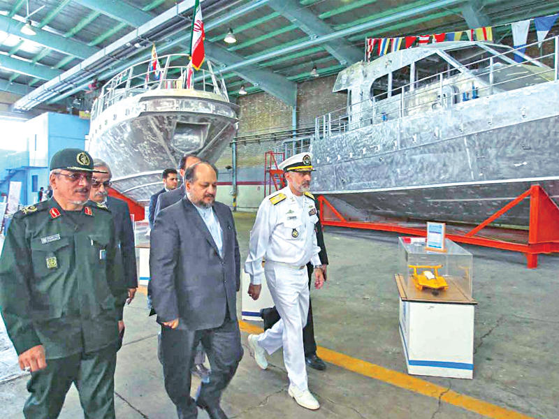 وزير الصناعة والتجارة محمد شريعتمداري يتفقد قسم تطوير الصناعات البحرية التابع للقوات المسلحة في طهران أمس    (إرنا)