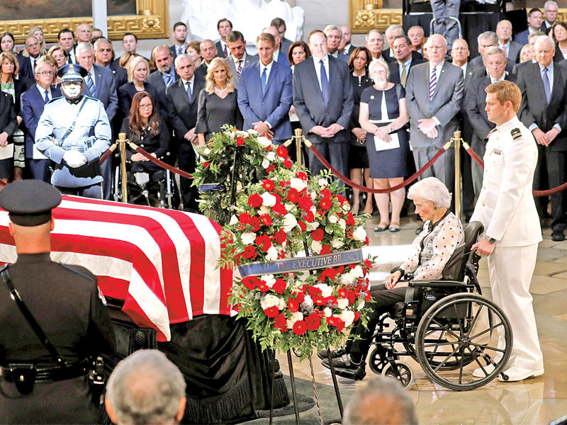  والدة ماكين أمام نعش ابنها في الكابيتول هيل أمس الأول (أ ف ب)