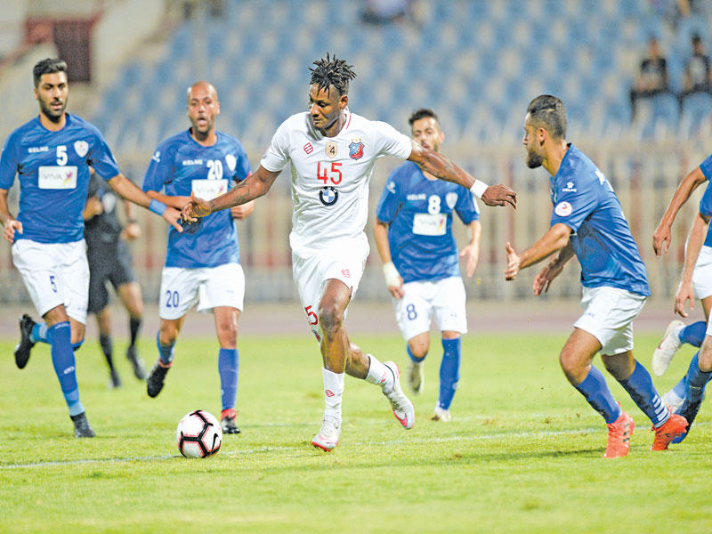 حصار رباعي لجمعة سعيد لم يمنعه من هز الشباك        (تصوير نوفل إبراهيم)