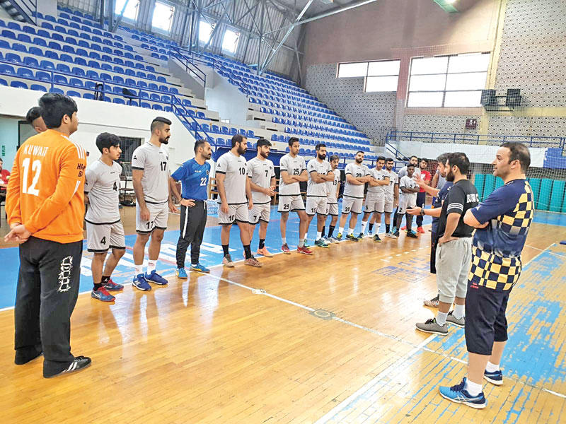 لاعبو برقان يستمعون لتوجيهات الجهاز الفني قبل التدريب