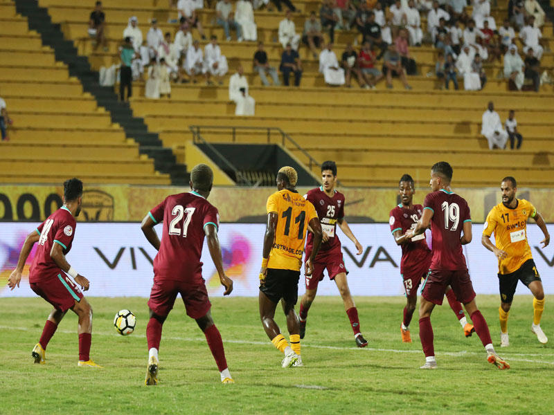 لاعب القادسية أكسيل ماي محاصر بلاعبي النصر