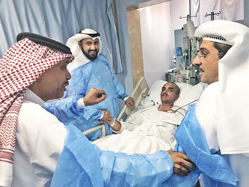 وزير الصحة خلال زيارته أحد الطلبة المصابين