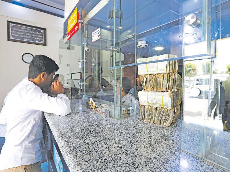 يمني في مكتب صرافة بصنعاء أمس (إي بي إيه)