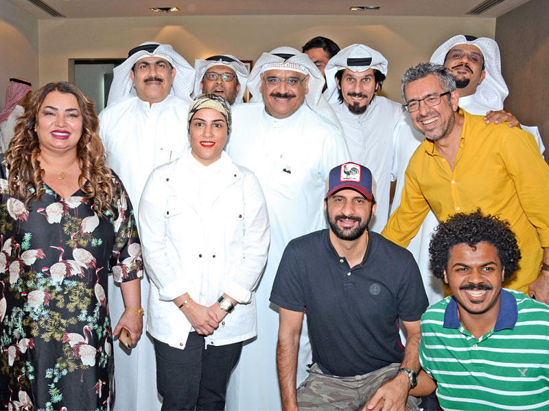 داود حسين يتوسط زملاءه الفنانين 