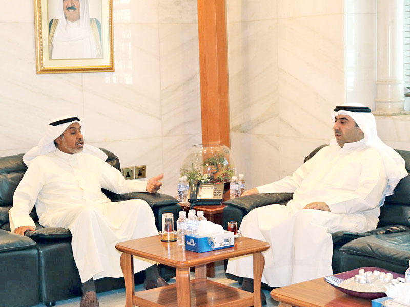 العتيبي خلال اجتماعه مع الشعلة