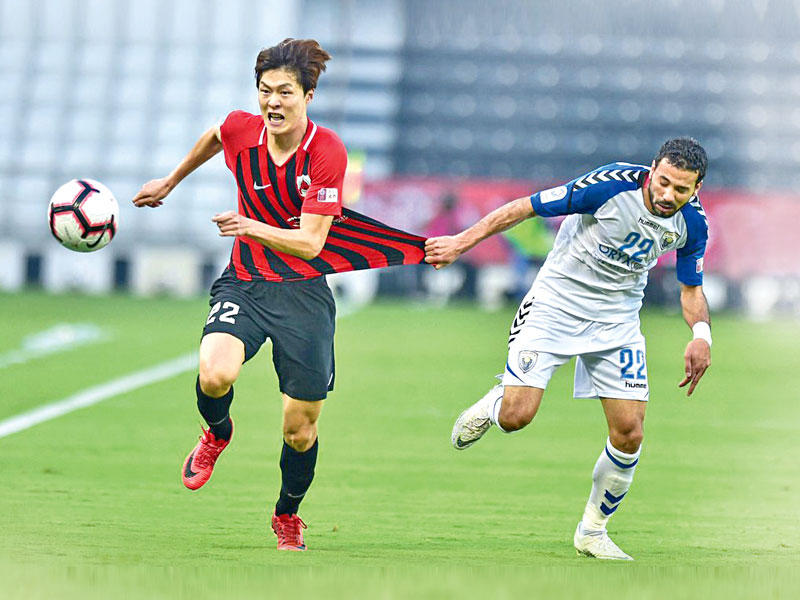 سباق على الكرة بين المصري محمود سعد لاعب الخريطيات والكوري كو ميونغ جين لاعب الريان