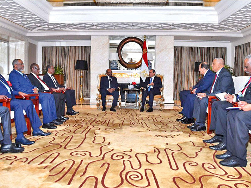 جانب من اجتماع السيسي والبشير في بكين أمس (الجريدة)