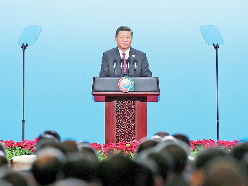 جينبينغ متحدثاً في افتتاح المؤتمر في بكين أمس (أ ف ب)