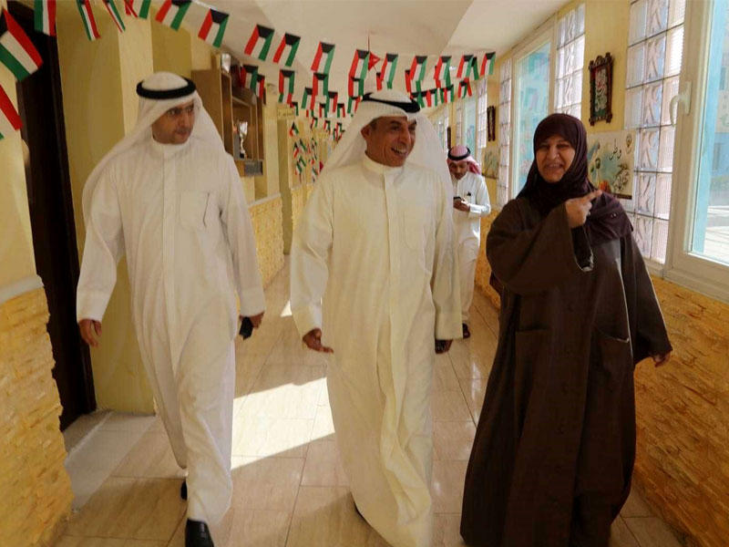  العازمي خلال تفقده عدداً من المدارس