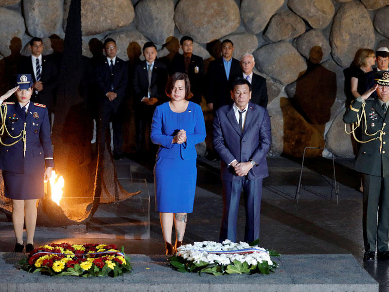 يحضر الرئيس الفلبيني رودريغو دوتيرتي احتفالا بمناسبة ذكرى ستة ملايين يهودي قتلوا على أيدي النازيين خلال الهولوكوست