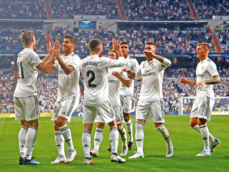 لاعبو ريال مدريد خلال مباراة سابقة في الدوري الإسباني