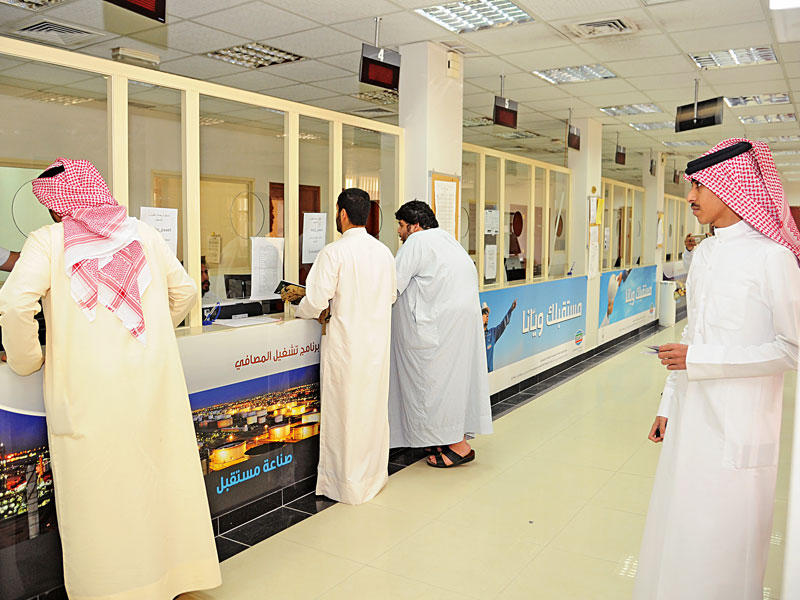 صورة أرشيفية للطلبة خلال مراجعتهم مكاتب التسجيل في «التطبيقي»