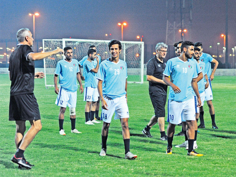 الجهاز الفني يوجه بعض اللاعبين قبل التدريبات