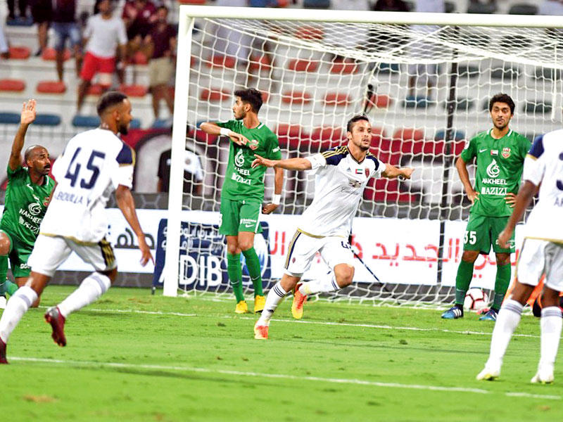  البرازيلي ليوناردو يحتفل بتسجيل هدف الفوز للوحدة