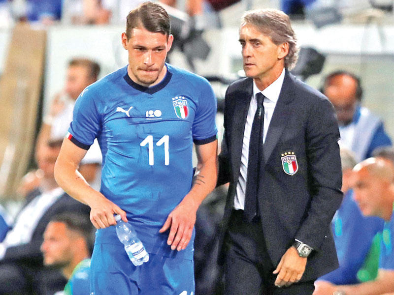 روبرتو مانشيني مدرب المنتخب الإيطالي وبيلوتي مهاجم الفريق