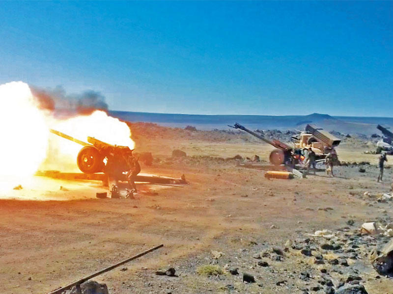 مدفعية النظام تقصف «داعش» في تلال الصفا بالسويداء أمس (أ ف ب)