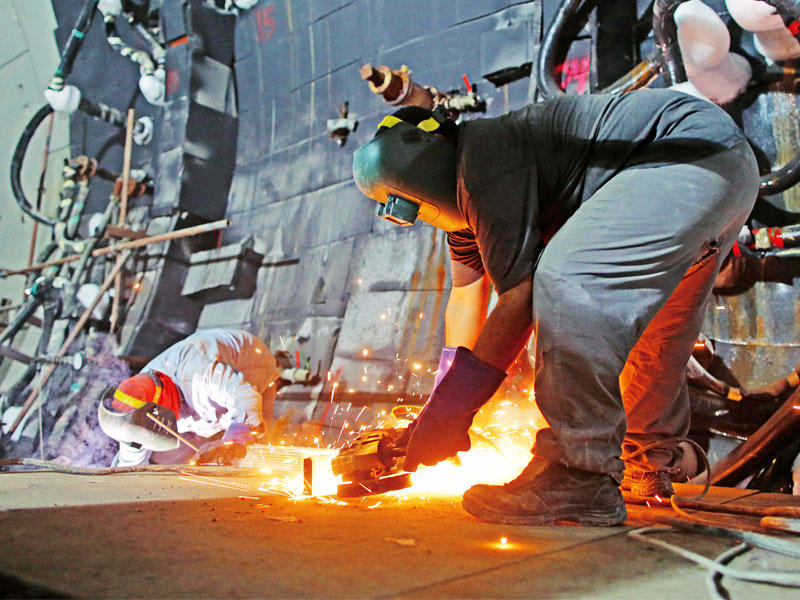 جانب من العمل بأحد أنفاق قناة السويس في الإسماعيلية أمس الأول     (إي بي إيه)