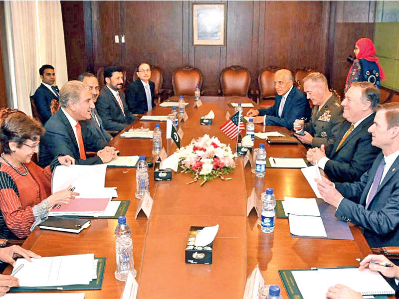 محادثات بومبيو مع نظيره الباكستاني شاه قريشي في إسلام أباد أمس    (رويترز)