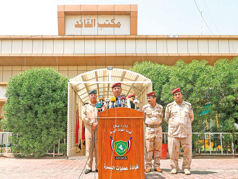 مؤتمر صحافي لقائد أمن البصرة جميل الشمري أمس (أ ف ب)