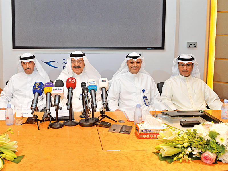 الجاسم متحدثاً في المؤتمر الصحافي أمس