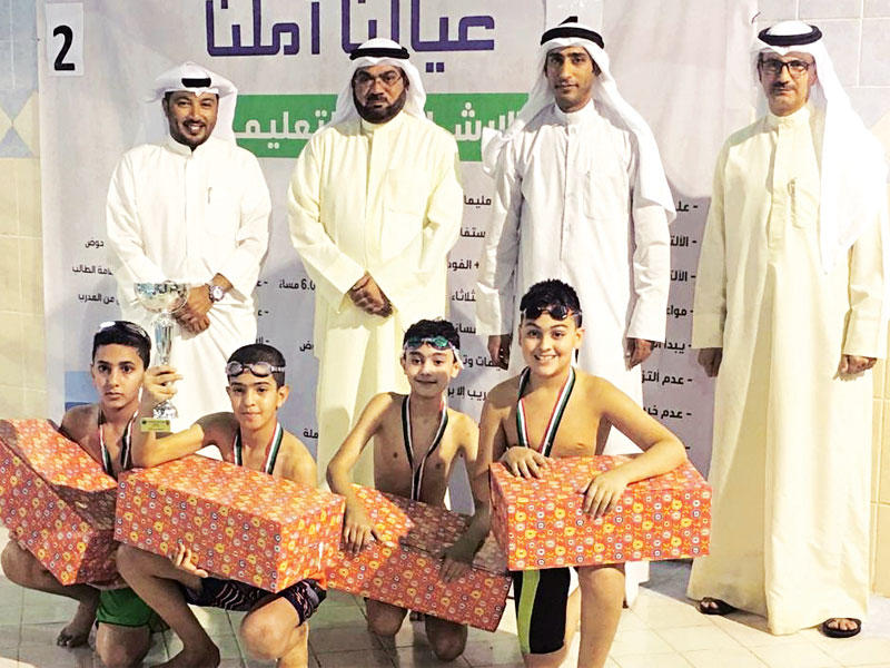 النجار متوسطاً الطلبة الفائزين