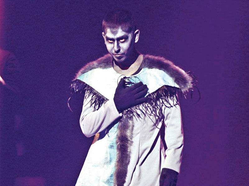 عبد الله المسلم في «زمن دراكولا» 