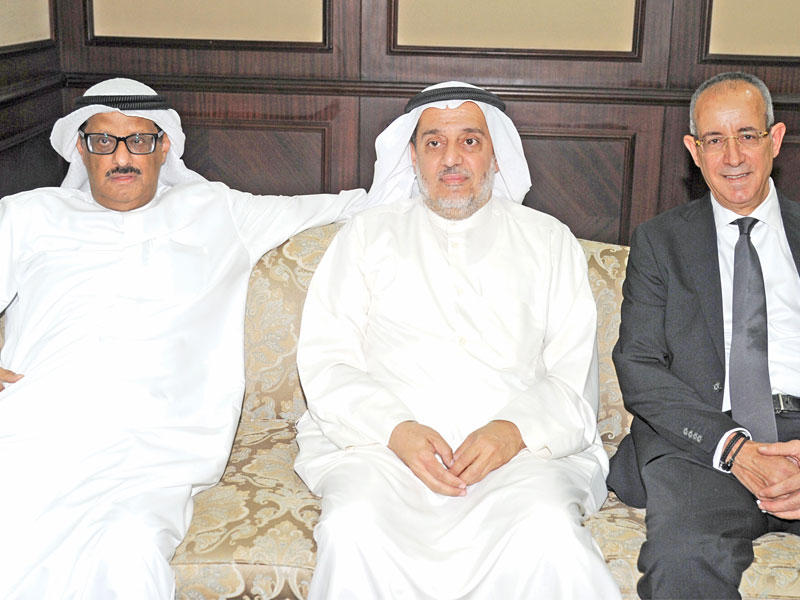 المخيطر الاول من اليسار « تصوير عوض التعمري