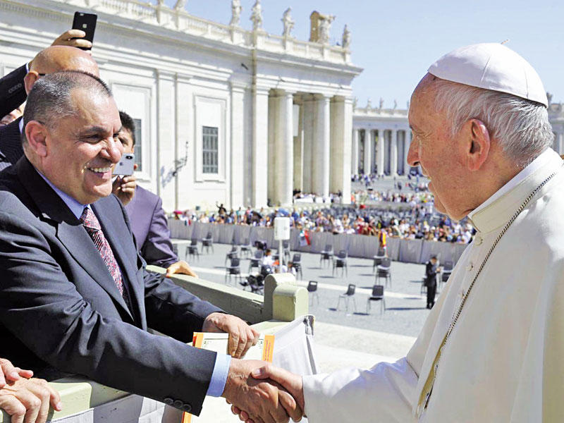 بابا الفاتيكان مستقبلاً الصقر ووفد مجلس العلاقات أمس