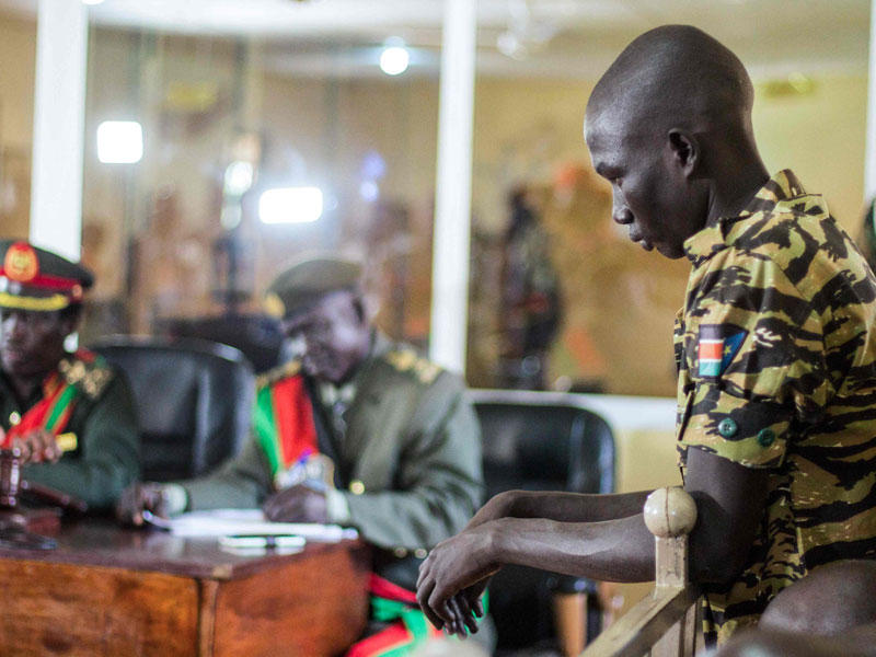 جندي جنوب سوداني يستمع لحكمه في المحكمة العسكرية في جوبا ، جنوب السودان