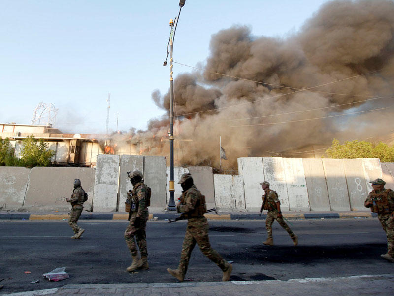 انتشار أمني بمحيط مجلس البصرة المحترق أمس (رويترز)