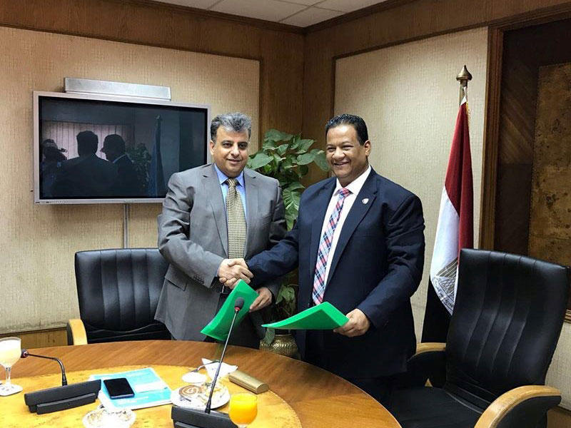 رئيس مجلس ادارة اكاديمية الاعلام المتكامل ماضي الخميس ورئيس معهد الاذاعة والتلفزيون المصري الدكتور خالد فتح الله خلال توقيع الاتفاقية